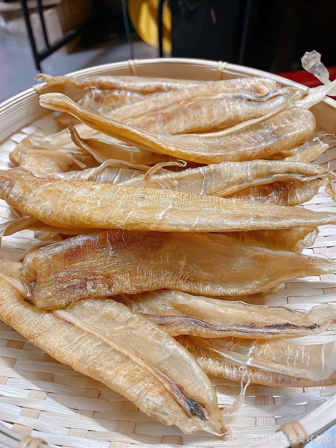 小金龍魚膠是什么魚的膠，小金龍魚膠是一種備受關注的滋補食材其來源因定義不同而有差異