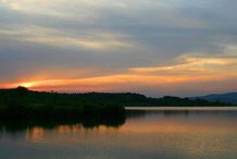 哪些歷史王朝與龍脈有關？，中國歷史上多個王朝被認為與特定地理區域的“龍脈”相關聯