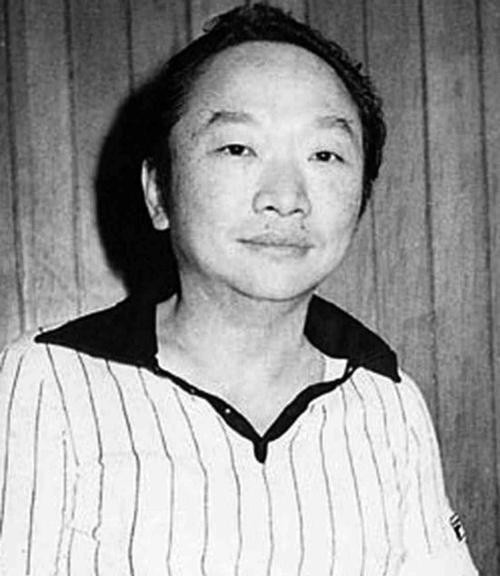 古龍有哪些罕見的老照片？，古龍珍藏老照片集:48歲英年早逝下葬時48瓶xo陪葬