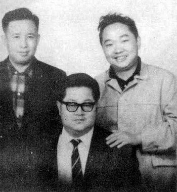 古龍有哪些罕見的老照片？，古龍珍藏老照片集:48歲英年早逝下葬時48瓶xo陪葬