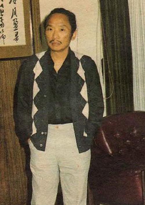 古龍有哪些罕見的老照片？，古龍珍藏老照片集:48歲英年早逝下葬時48瓶xo陪葬