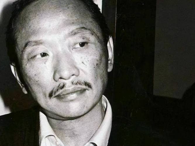 古龍有哪些罕見的老照片？，古龍珍藏老照片集:48歲英年早逝下葬時48瓶xo陪葬