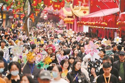 “水池里銀龍魚”在粵語中有何特殊含義？，“水池里銀龍魚”在粵語文化中承載了多重象征意義 “水池里銀龍魚”在粵語中有何特殊含義？，“水池里銀龍魚”在粵語文化中承載了多重象征意義 龍魚論壇 第4張