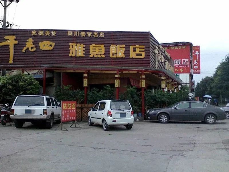 雅安魚缸店，雅安地區(qū)的魚缸店為當?shù)厮鍚酆谜咛峁┝硕鄻踊倪x擇