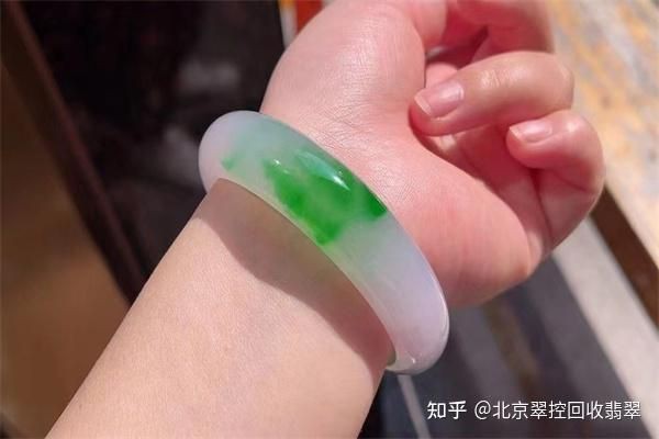 糯冰種手鐲一般多少錢一個，糯冰種翡翠屬于什么檔次 糯冰種手鐲一般多少錢一個，糯冰種翡翠屬于什么檔次 龍魚百科 第6張