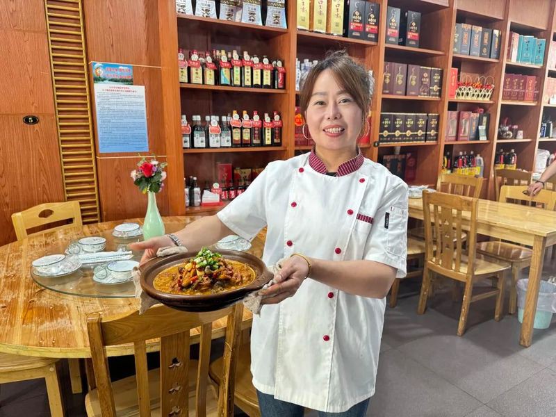 石臺龍魚店，石臺龍魚店是一家獨(dú)具特色的餐飲場所一天賣出上百份螺螄雞