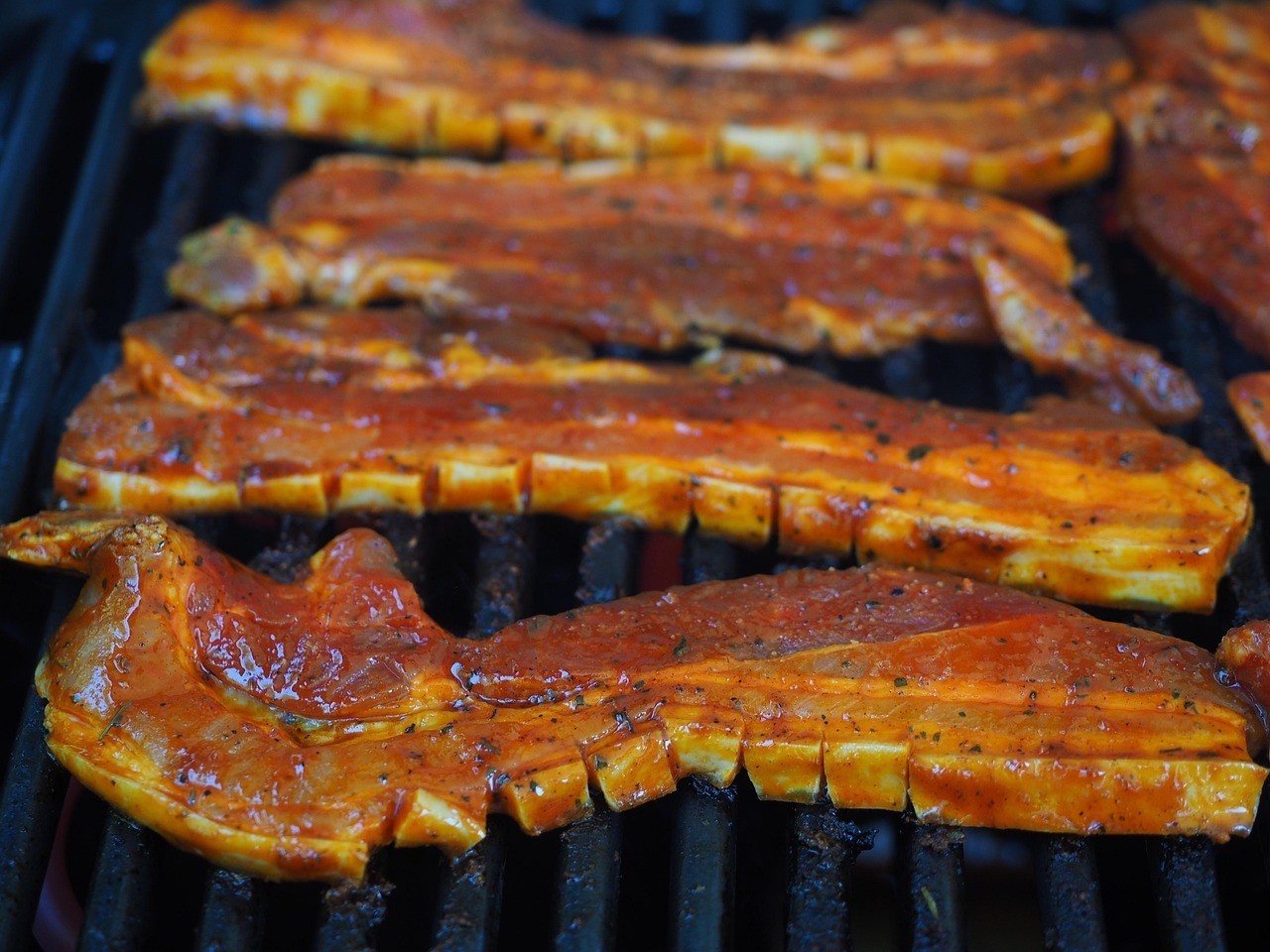 龍魚高背和過背的區別：龍魚的高背和過背是兩種常見的龍魚背鰭形態，它們在外觀和養殖難度上有所區別