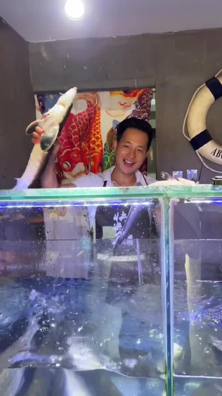 肥西龍魚店，合肥肥西龍魚店深耕本地多年的特色餐飲老店以活魚現(xiàn)烤現(xiàn)涮的獨特模式深受食客喜愛