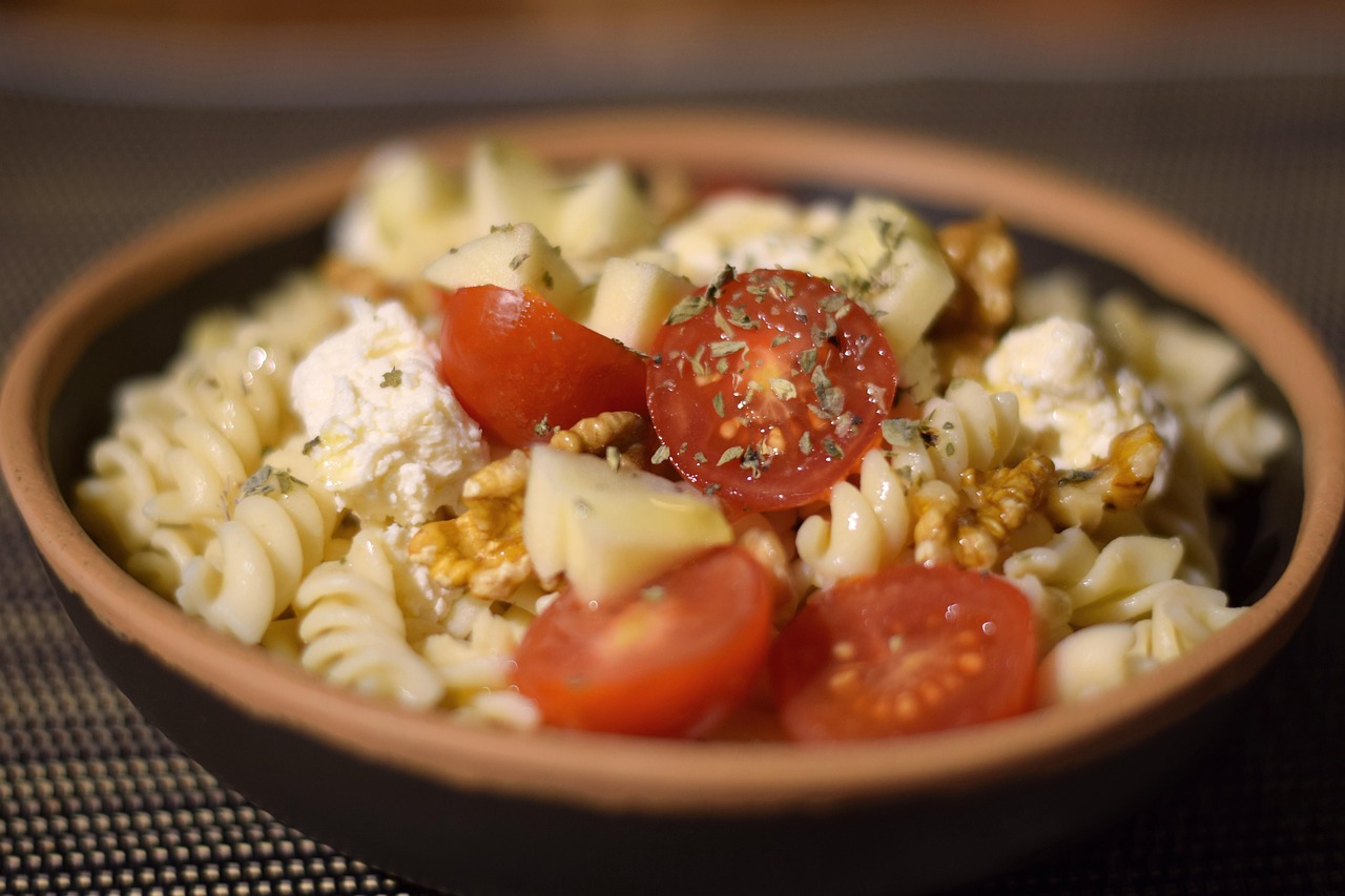 紅龍魚發色需要哪些食物 紅龍魚發色需要哪些食物 龍魚論壇 第1張