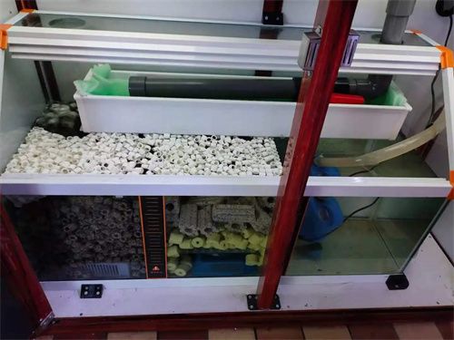 底濾魚缸的工作原理是什么：底濾魚缸是一種常見的魚缸過濾系統(tǒng)是一種常見的過濾系統(tǒng)