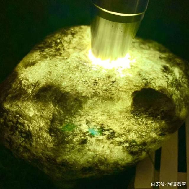 翡翠原石的正確養(yǎng)護(hù)方式了解：翡翠原石放入魚缸中不會(huì)影響水質(zhì)，