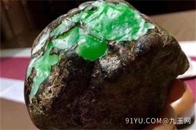 翡翠原石的正確養(yǎng)護(hù)方式了解：翡翠原石放入魚缸中不會(huì)影響水質(zhì)，