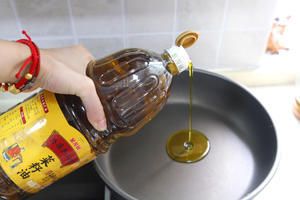 白色金龍魚瓶蓋幾種顏色（“白色金龍,魚瓶蓋幾種顏色”問題關聯不大）