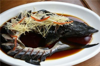 湖南湘潭水煮鱘龍魚(yú)的制作方法，水煮鱘龍魚(yú)的做法：水煮鱘龍魚(yú)制作方法