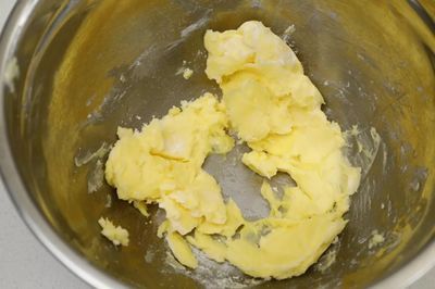 金龍魚發白是什么原因引起的：金龍魚發白可能是由于多種原因引起的，金龍魚發白是什么原因引起的