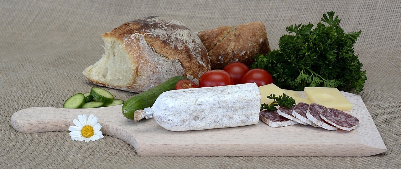 金龍魚發色吃什么食物好呢（金龍魚吃什么上色最好）