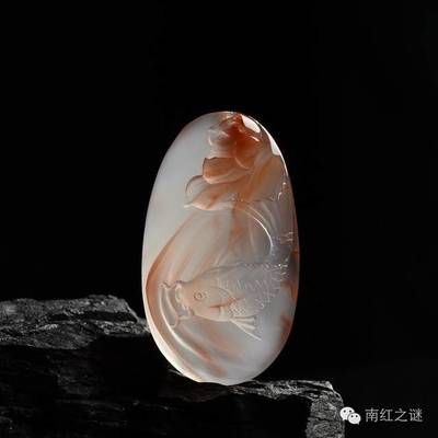 龍魚(yú)游的時(shí)候尾巴往上翹（龍魚(yú)游動(dòng)時(shí)尾巴上翹可能由多種原因引起，可能是多種原因引起）