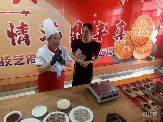 怎么形容金龍魚游動的美：靈動水韻，金龍魚的綺麗風華