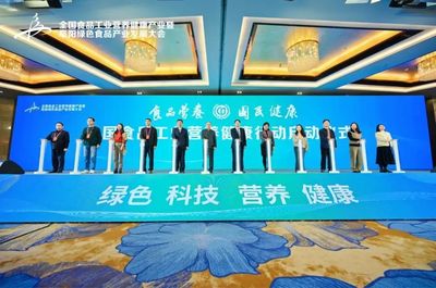 給紅龍魚吃什么小魚（喂養(yǎng)紅龍魚小魚時需要注意以下幾點注意事項）