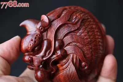 龍魚雕刻的含義和象征是什么：翡翠龍魚雕刻的含義和象征是什么