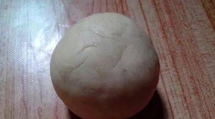 夏季鯽魚素食餌料自制方法：夏季釣鯽魚素食餌料自制方法