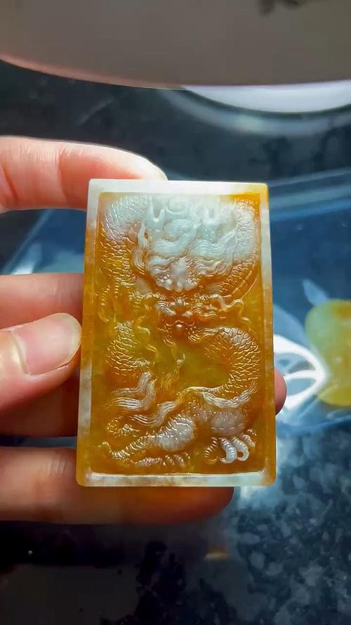 哪種材質的龍牌吊墜最受歡迎？