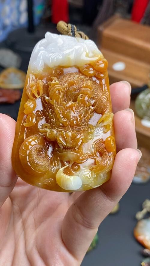 哪種材質的龍牌吊墜最受歡迎？