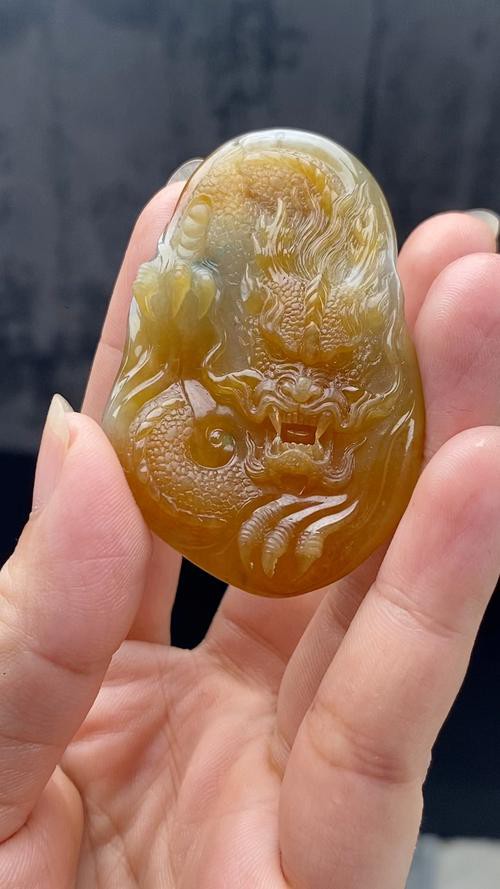哪種材質的龍牌吊墜最受歡迎？