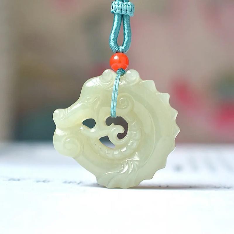 如何辨別真假玉石龍魚吊墜？