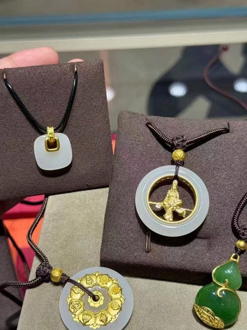 許廣彤的水墨金龍魚作品有哪些創新？