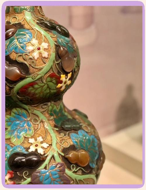 許廣彤的水墨金龍魚作品有哪些創新？