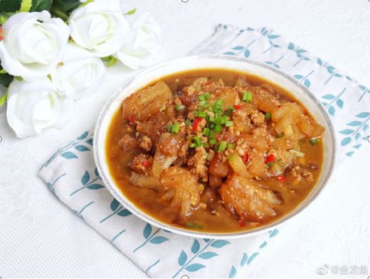 金龍魚需不需要配魚食：金龍魚單養一條還是加點配魚好