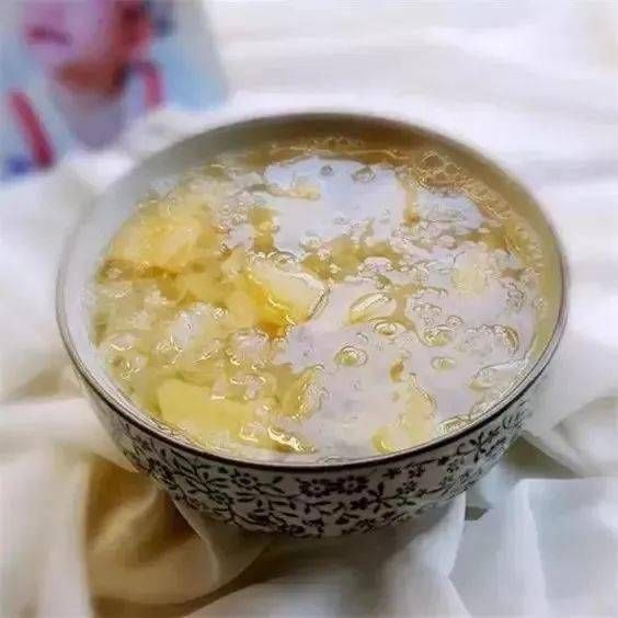 龍魚混養蝴蝶鯉好看嗎：龍魚與蝴蝶鯉混養指南，打造和諧共生的水族箱