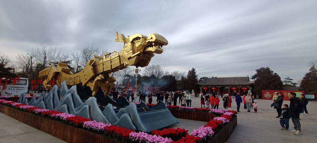 能再推薦一些紅龍雕塑嗎？