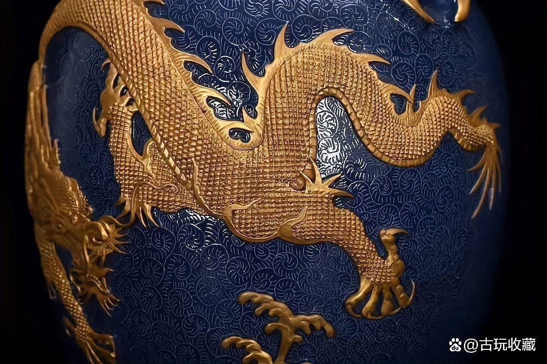 藍底金龍紋樣在哪些文物上出現過？