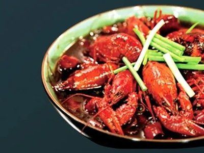 金龍魚吃活小龍蝦：30cm以上的金龍魚，每天2至3條體形稍大的小魚